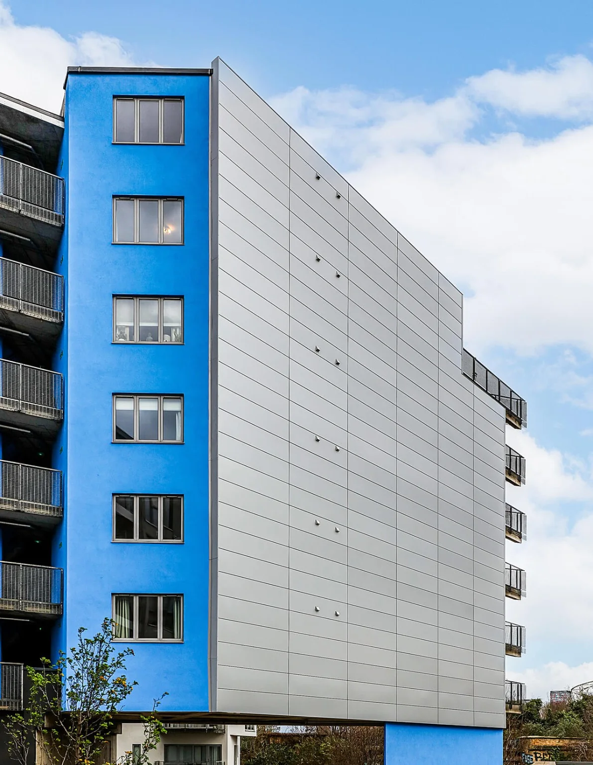 Aluminium rainscreen cladding